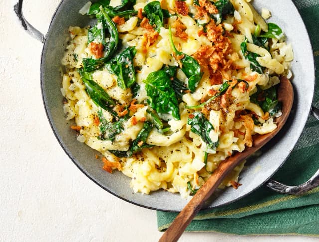Käsespätzle mit Spinat & Röstzwiebeln