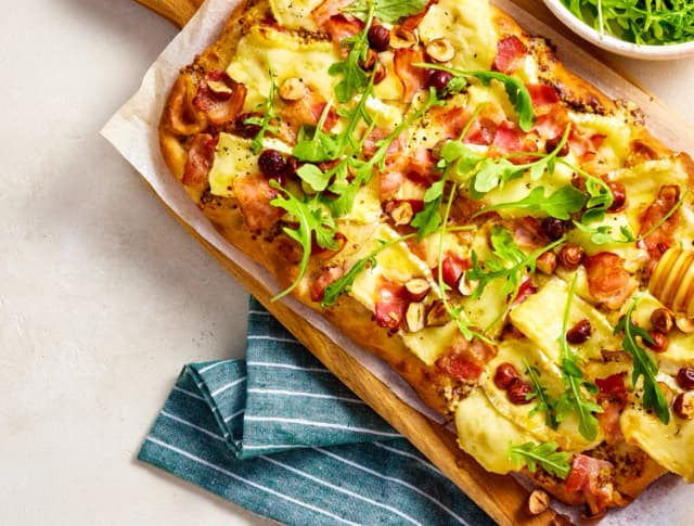 Pinsa au brie et bacon base crème-moutarde