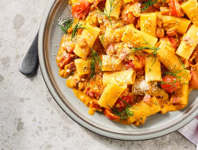 Romige harissa pasta met pancetta en dille