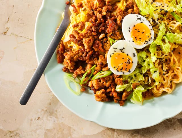 Romige gele curry noedels met crispy kipgehakt