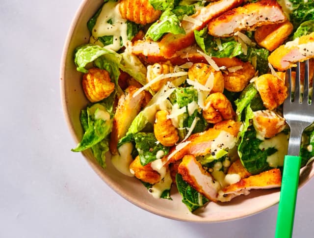 Knuspriger Gnocchi-Caesar-Salat