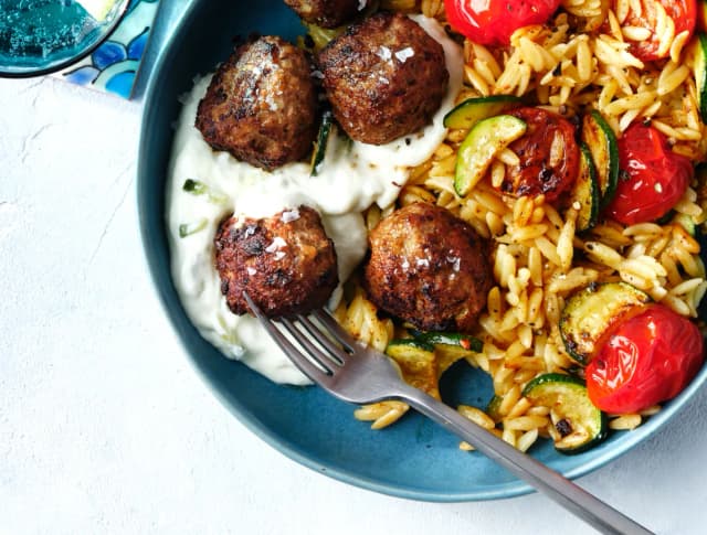 Griechische Frikadellen mit Zaziki und Kritharaki