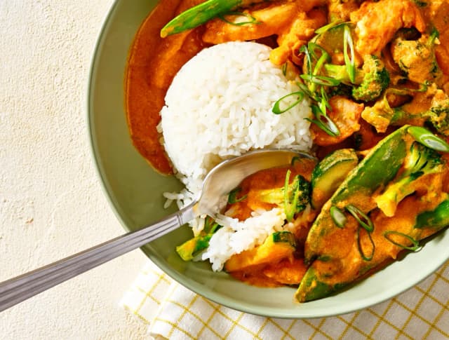 Erdnuss-Curry mit Hähnchen und Reis