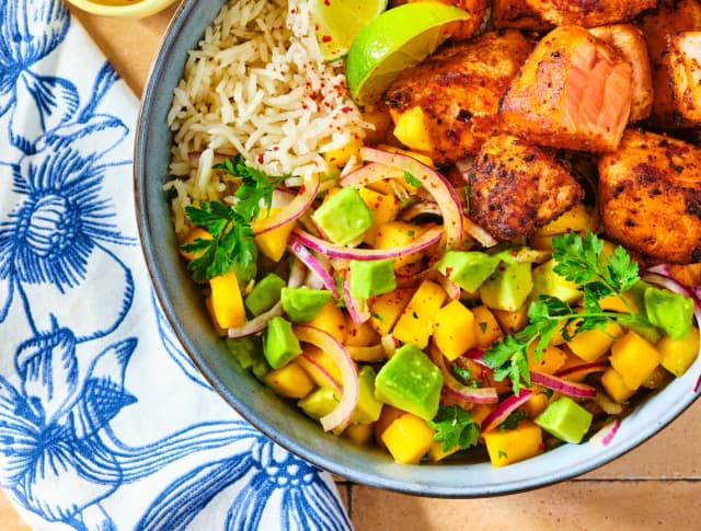 Spicy Lachs-Bowl mit Avocado-Salsa