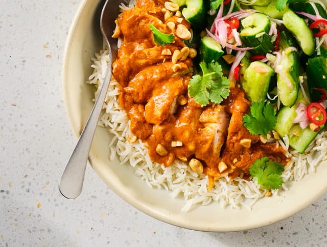 Thais saté bowl met rijst en smashed komkommersalade
