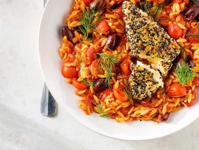 Tomatenorzo met krokante sesam-feta